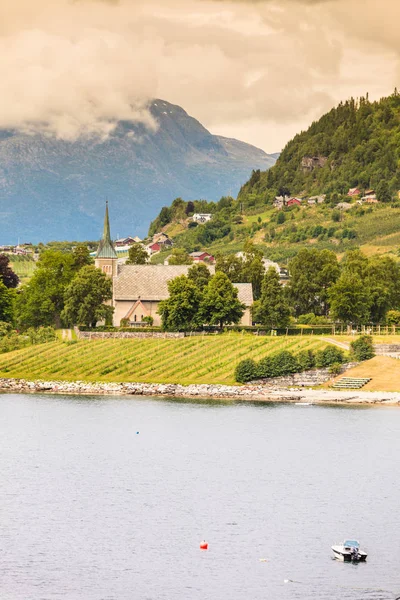 Montanhas e fiorde com aldeia Noruega . — Fotografia de Stock