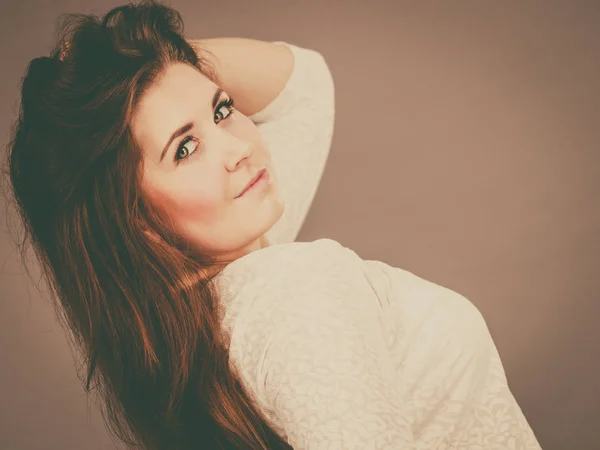 Mujer positiva feliz con el pelo castaño largo — Foto de Stock