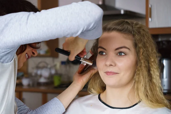 Mujer consiguiendo maquillaje hecho por artista —  Fotos de Stock