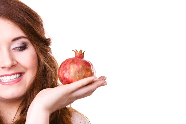 Gladlynt kvinna håller granatäpple frukter, isolerade — Stockfoto