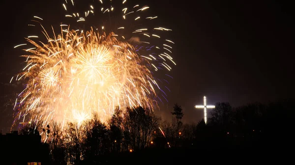 Feux d'artifice colorés pendant la nuit de vacances — Photo