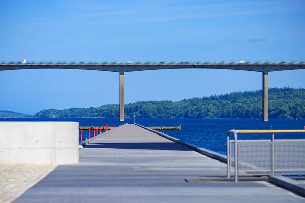 Brug boven rivierwater — Stockfoto