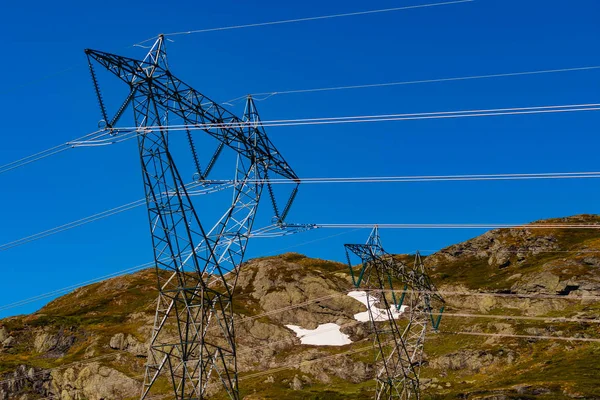 Power line voltage tower in mountains — Stock Photo, Image