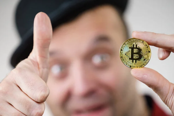 Hombre que tiene moneda bitcoin — Foto de Stock