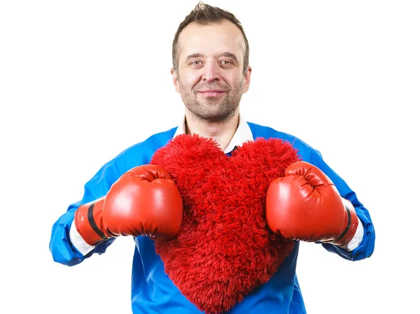 Hombre con guantes de boxeo sosteniendo el corazón —  Fotos de Stock