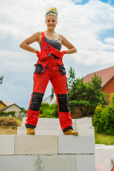 Vrouwelijke bouwer pauze op bouwplaats — Stockfoto