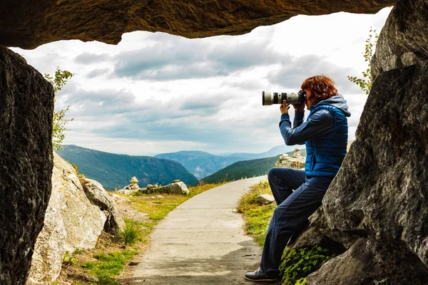 Touriste à l'entrée de la grotte de Vedahaugane, Norvège — Photo