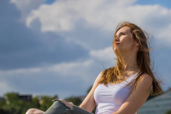 Chica relajante al aire libre disfrutando de la luz solar — Foto de Stock