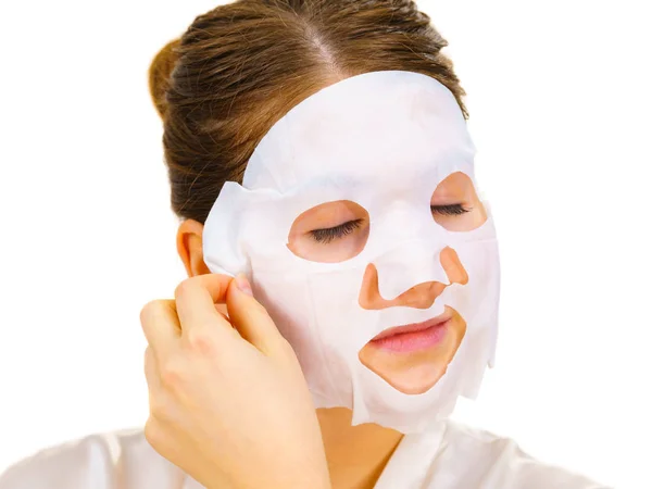 Femme appliquant masque de feuille sur le visage — Photo