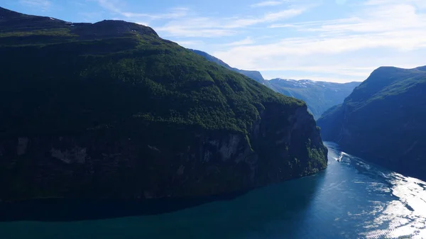 Fjord Geirangerfjord met veerboot, Noorwegen. — Stockfoto