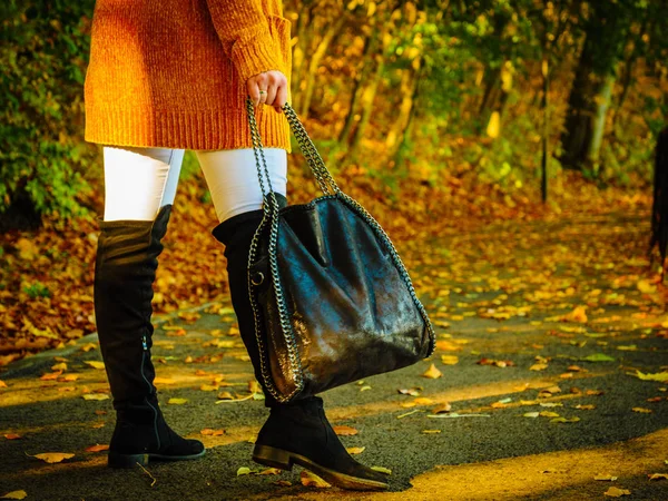 Kvinna klädd i orange höst Cardigan utomhus — Stockfoto