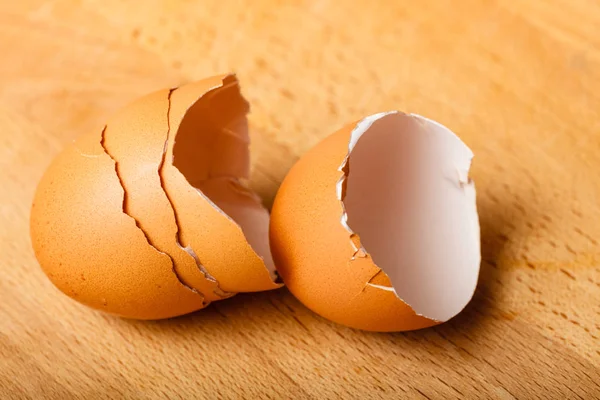 Primer plano detallado de las cáscaras de huevo agrietadas vacías — Foto de Stock