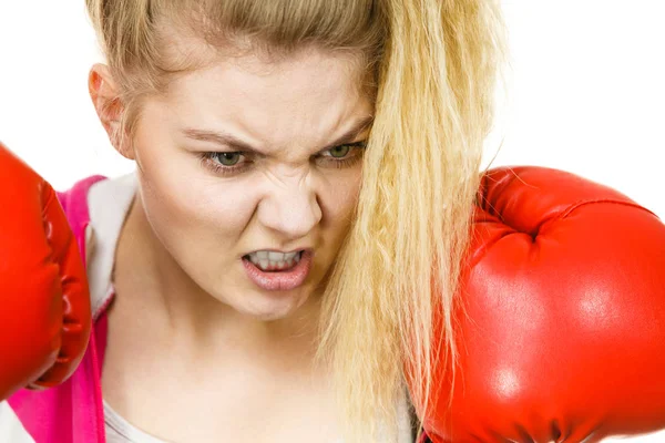 Boos vrouw dragen van bokshandschoenen — Stockfoto