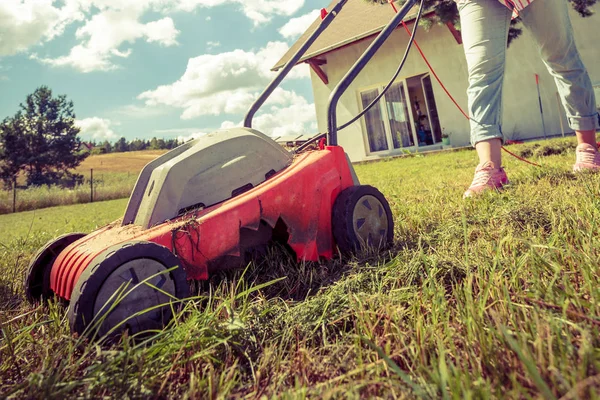 Persoon maaien groen gras — Stockfoto