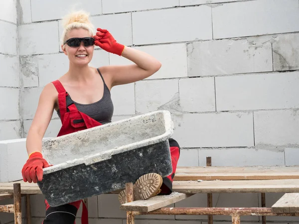 Constructora mujer trabajando construir nueva casa —  Fotos de Stock