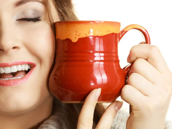 Mujer sosteniendo taza de café de té rojo — Foto de Stock