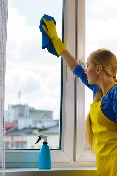 Mujer ventana de limpieza en casa —  Fotos de Stock