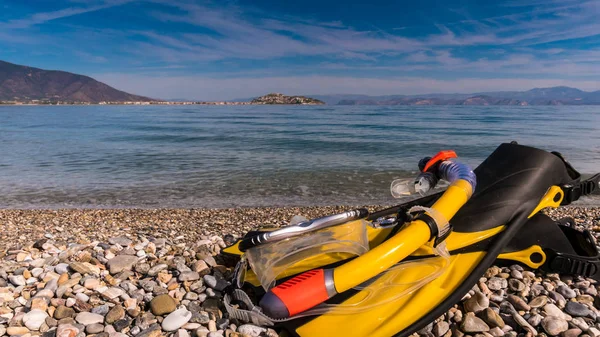 Aletas y tubo de snorkel en la orilla del mar — Foto de Stock