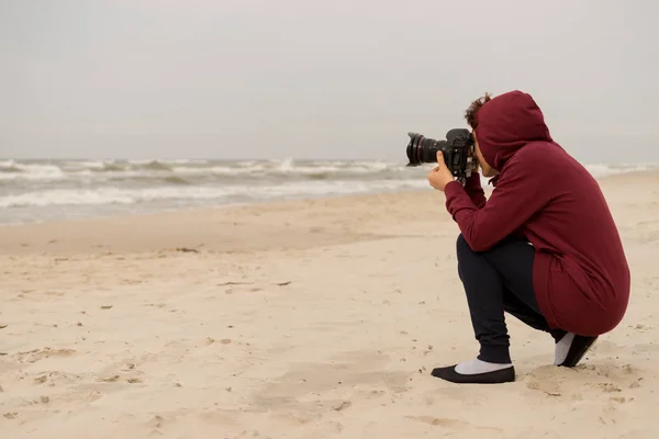 女性の海岸線の写真を撮る — ストック写真