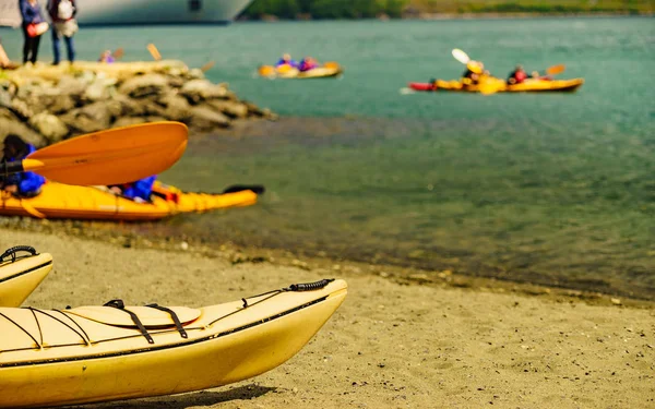 Fiordo con gente kayak, Flam Noruega — Foto de Stock