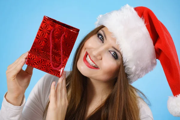Szczęśliwa Świąteczna kobieta otrzymująca prezenty — Zdjęcie stockowe