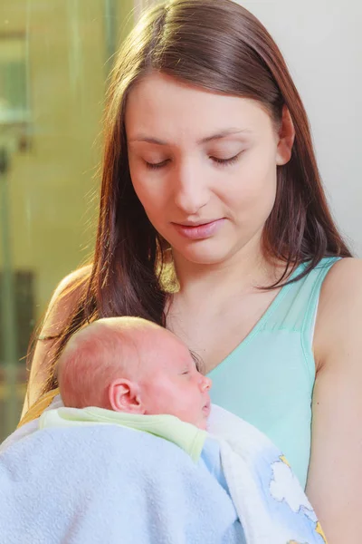 Madre sosteniendo a su pequeño bebé recién nacido —  Fotos de Stock