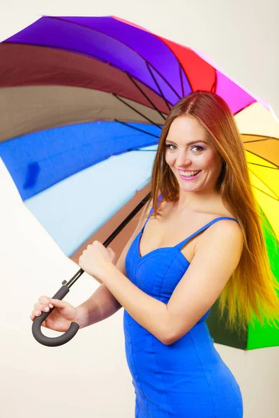 Kvinna i sommarklänning håller färgglada paraply — Stockfoto