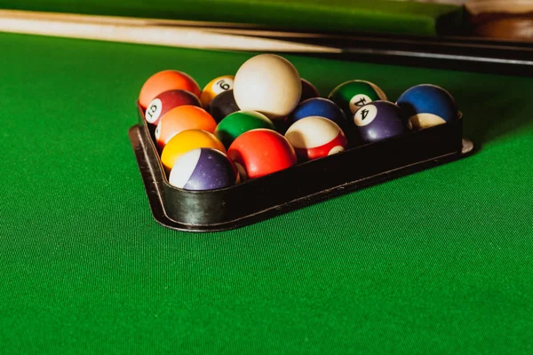 Snooker piłkę i trzymać na stół bilardowy — Zdjęcie stockowe