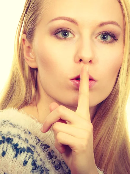 Young blonde woman making silence gesture — Stock Photo, Image