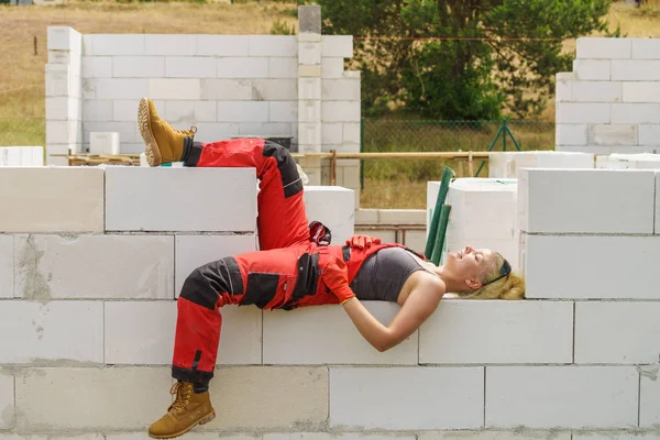 建設現場で休憩を取って女性 — ストック写真