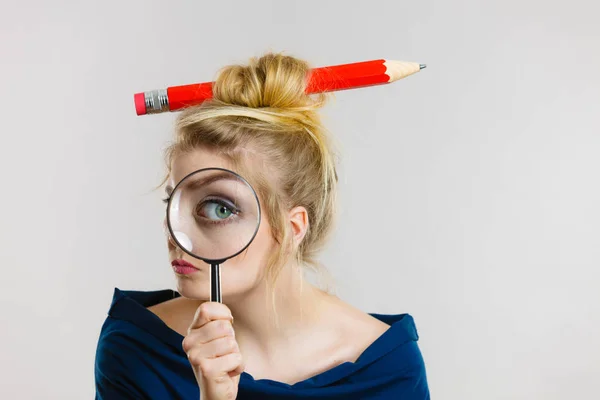 Vrouw met vergrootglas met haar potlood — Stockfoto