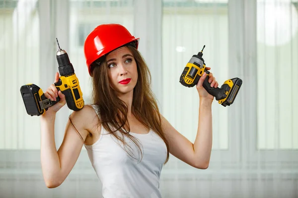 Frau nutzt Powerdrill für die Arbeit zu Hause — Stockfoto