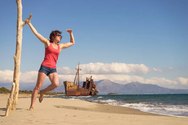 Tourist woman on beach enjoying vacation — Stock Photo, Image