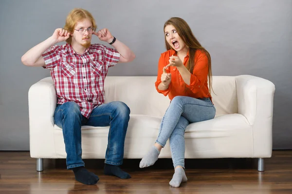 Hombre y mujer peleando — Foto de Stock