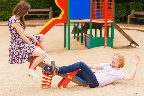 Lustiges Paar spielt auf Spielplatz — Stockfoto