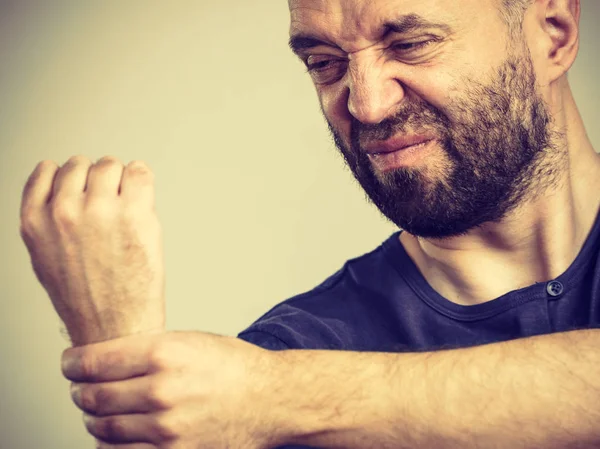 Hombre sintiendo dolor en la muñeca —  Fotos de Stock