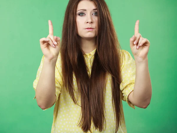 Vrouw vertellen stap terug — Stockfoto