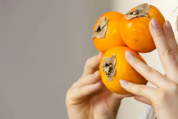 Mão segurando caqui kaki frutas — Fotografia de Stock