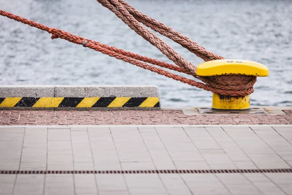 Harbor marina boulon avec corde — Photo