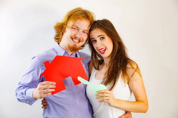 Ehepaar mit Immobilien-Papier-Symbolen — Stockfoto