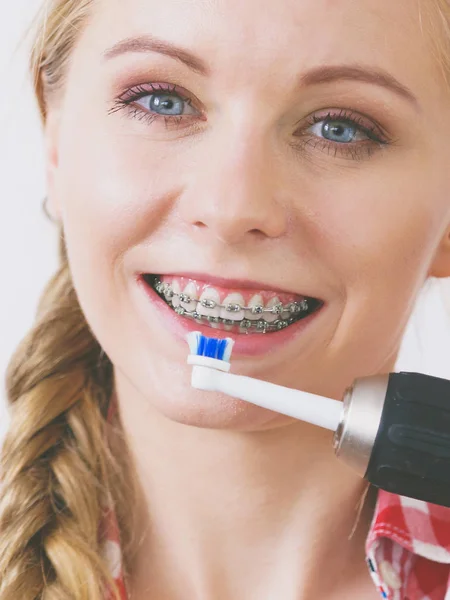 Woman burshing her teeth using drill — Stock Photo, Image