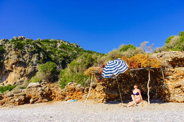 Kobieta na plaży korzystających z wakacji — Zdjęcie stockowe