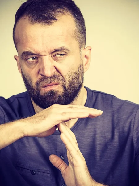 Homem mostrando tempo parar gesto — Fotografia de Stock