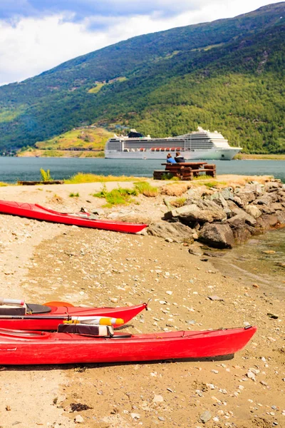 Kayaks y cruceros en Flam, Noruega — Foto de Stock