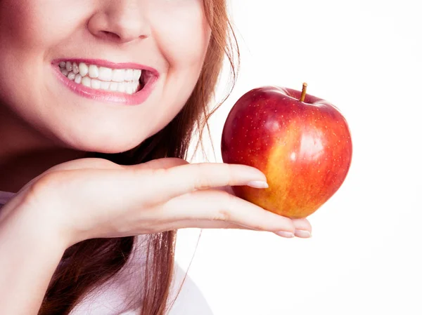 Mujer sostiene fruta de manzana cerca de la cara, aislado — Foto de Stock