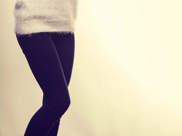 黒のズボンと毛皮のようなジャンパーで女性の足 — ストック写真