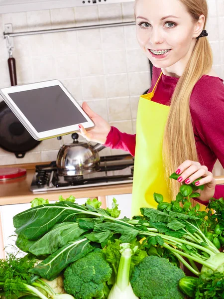Mujer que tiene verduras verdes pensando en cocinar — Foto de Stock