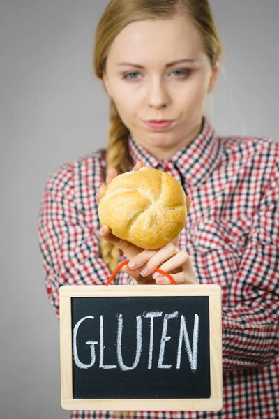 Mulher segurando placa com sinal de glúten e pão de pão — Fotografia de Stock