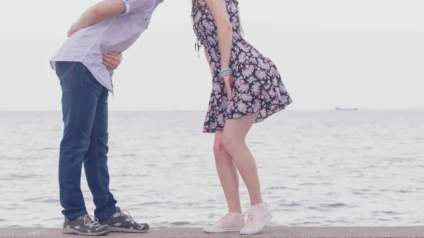 Casal irreconhecível beijando pela praia — Fotografia de Stock