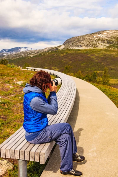 Woman on Vedahaugane rest stop, Norway — Stock Photo, Image